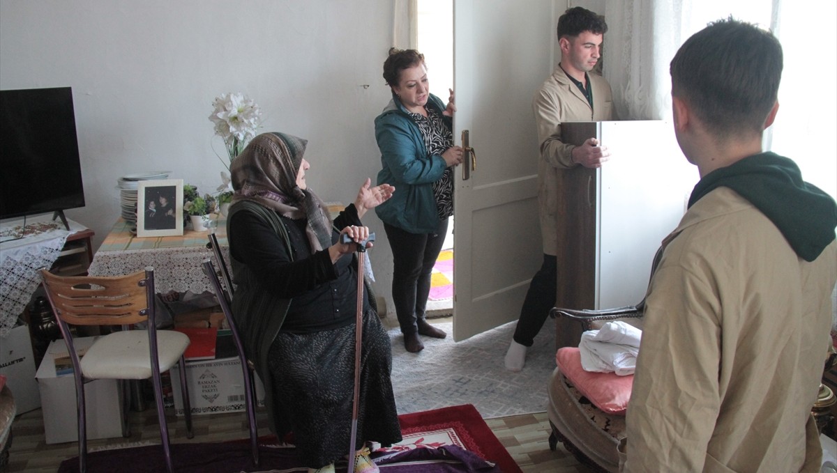 Erzincan'da meslek liseliler iyilik mesaisiyle yaşlıların ve ihtiyaç sahiplerinin evlerini onarıyor