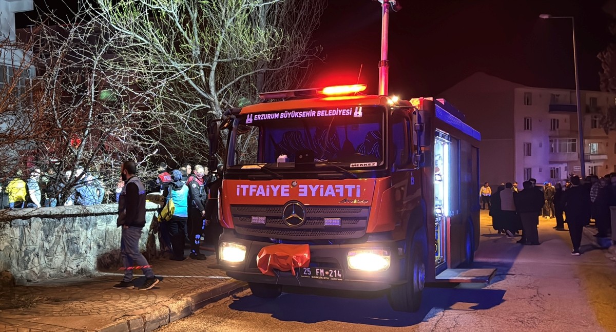 Erzurum'da bir apartmanın zemin katında çıkan yangında 16 kişi dumandan etkilendi