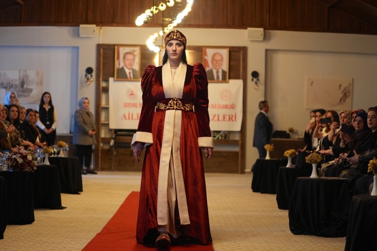 Erzurum'da "Palandöken'in Eteğinde Türk Motifleri Defilesi" yapıldı