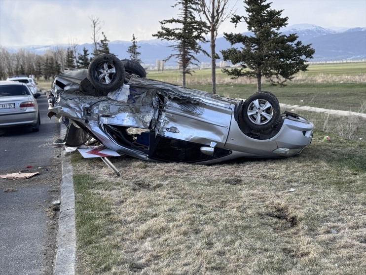 cip ters otomobile Erzurum’da çarptı, giren kişi yaralandı yöne 2 1