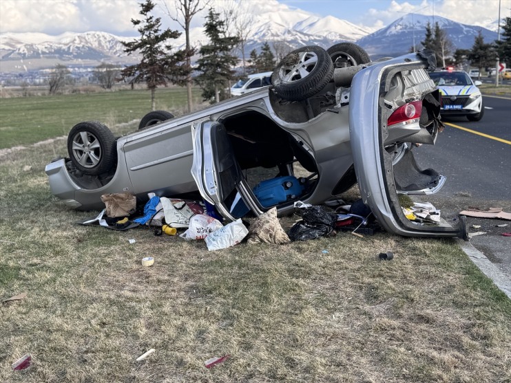 ters yaralandı kişi 2 çarptı, giren cip yöne Erzurum’da otomobile 2