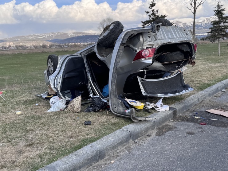 otomobile kişi yaralandı cip yöne Erzurum’da giren 2 ters çarptı, 4