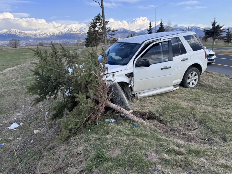 yaralandı Erzurum’da çarptı, otomobile giren kişi 2 cip ters yöne 6
