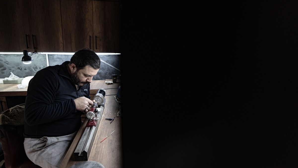 Erzurumlu nakkaş 2 ay boyunca günde 6 saat çalışarak koleksiyonluk tespih üretti