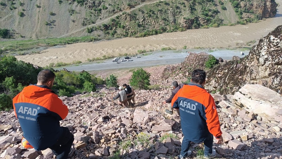 Hakkari'de kayalıkta mahsur kalan genç, ekiplerce kurtarıldı