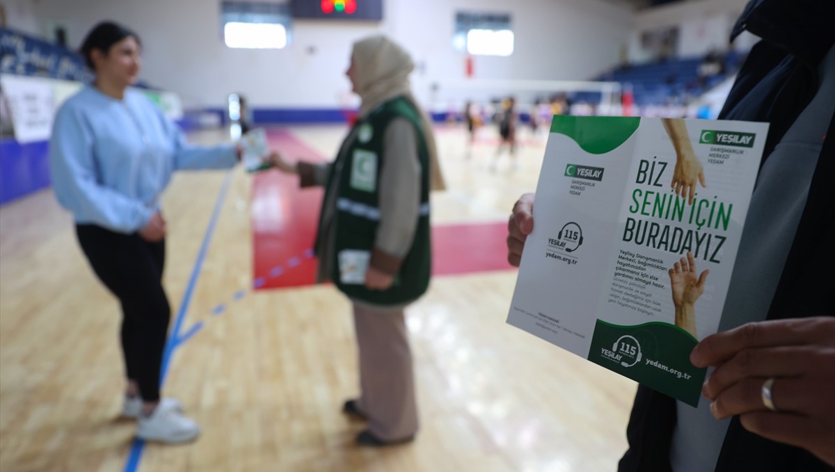 Hakkari'de Yeşilay gönüllüleri, bilgilendirici faaliyetlerle bağımlılıktan uzak tutuyor