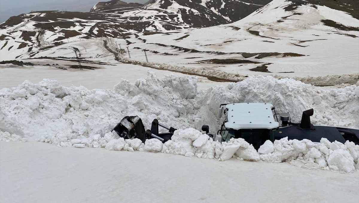Hakkari'de yüksek kesimlerde karla mücadele sürüyor