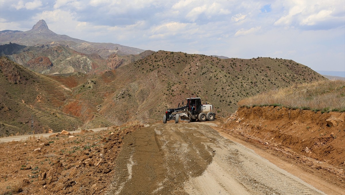 Iğdır'ın dağ köylerinde kışın bozulan yolların onarımı için yoğun çalışma yapılıyor