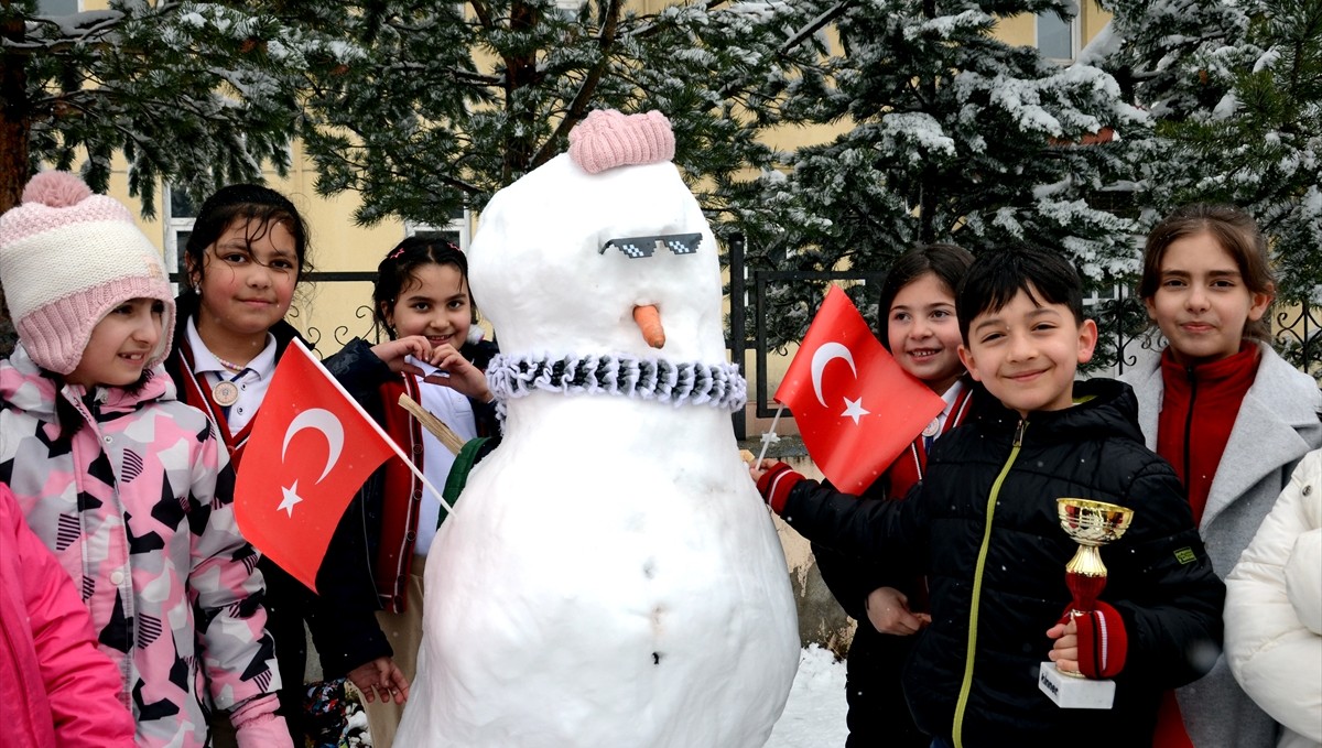 Kar kalınlığının 20 santimetreye ulaştığı Sarıkamış'ta "Kardan Adam Yarışması" düzenlendi