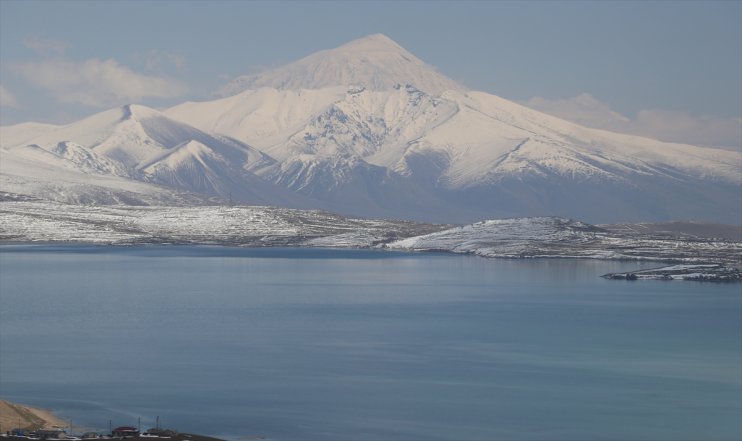 Karla kaplı Ağrı Dağı, Balık Gölü ile güzel görüntü oluşturdu1