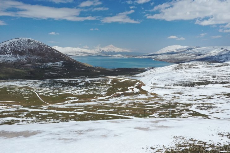 Karla kaplı Ağrı Dağı, Balık Gölü ile güzel görüntü oluşturdu2