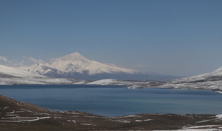 Karla kaplı Ağrı Dağı, Balık Gölü ile güzel görüntü oluşturdu3