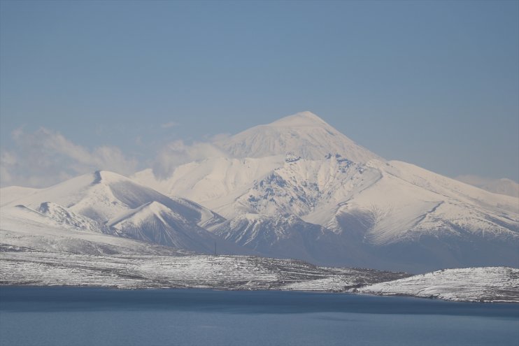 Karla kaplı Ağrı Dağı, Balık Gölü ile güzel görüntü oluşturdu4