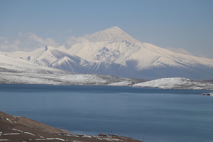 Karla kaplı Ağrı Dağı, Balık Gölü ile güzel görüntü oluşturdu6