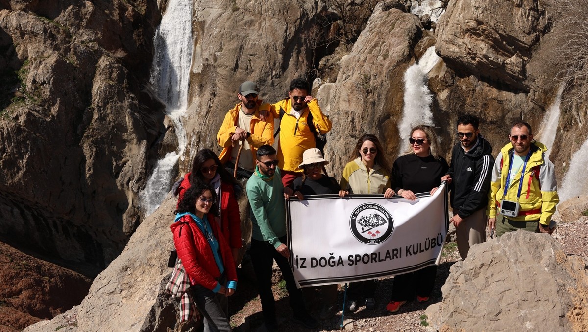 Karların erimesiyle daha coşkulu akan Marinüs Şelalesi ziyaretçilerini ağırlıyor