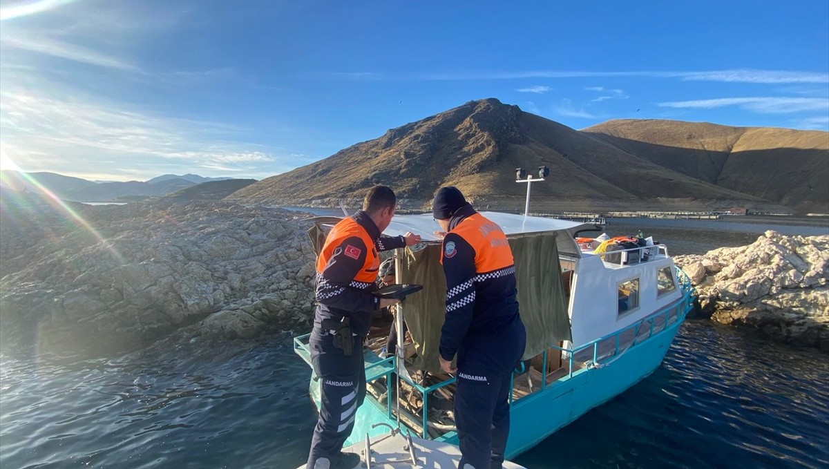 Keban'da jandarma iç sularda av yasağı denetimi yaptı