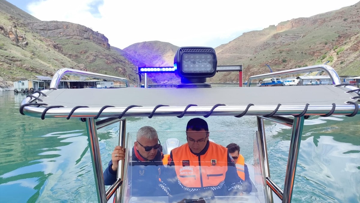 Keban Kaymakamı Atalık jandarmaya tahsis edilen asayiş botunu test etti