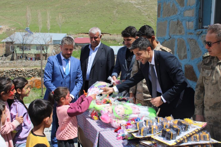 Köy okulu çocuklarının hayalini gerçekleştiren öğretmen vedasını unutulmaz kıldı1