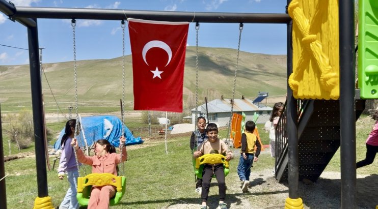 Köy okulu çocuklarının hayalini gerçekleştiren öğretmen vedasını unutulmaz kıldı2