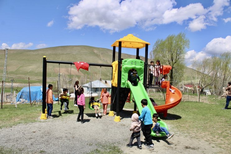 Köy okulu çocuklarının hayalini gerçekleştiren öğretmen vedasını unutulmaz kıldı3