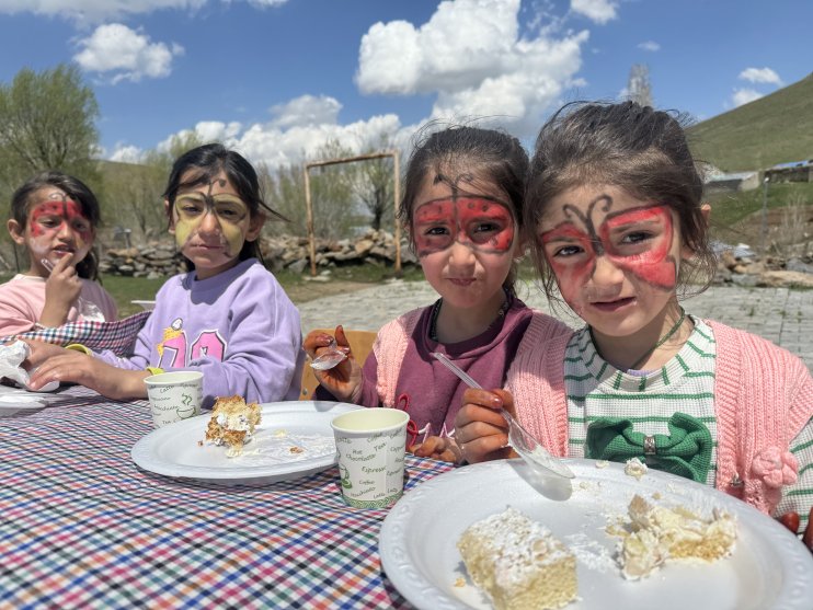 Köy okulu çocuklarının hayalini gerçekleştiren öğretmen vedasını unutulmaz kıldı4