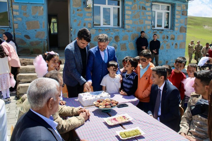 Köy okulu çocuklarının hayalini gerçekleştiren öğretmen vedasını unutulmaz kıldı6