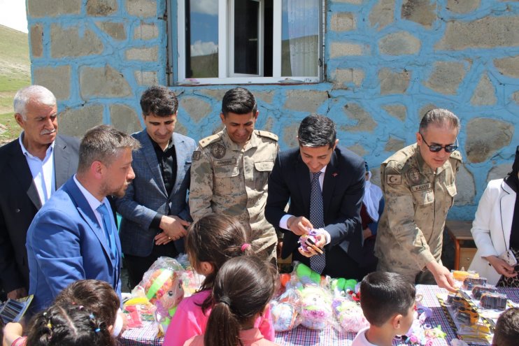 Köy okulu çocuklarının hayalini gerçekleştiren öğretmen vedasını unutulmaz kıldı7