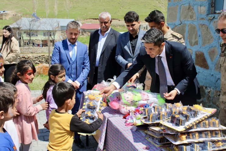 Köy okulu çocuklarının hayalini gerçekleştiren öğretmen vedasını unutulmaz kıldı8