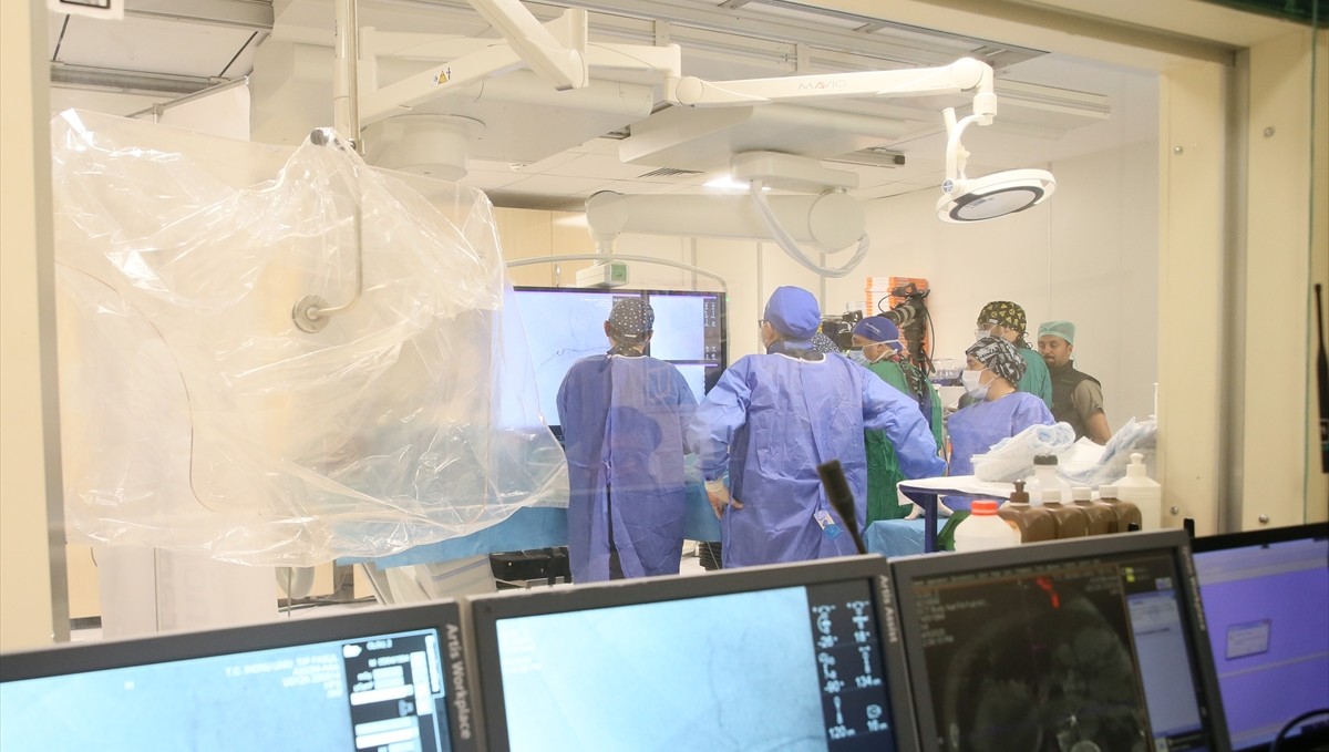 Malatya'daki karaciğer tümörü ameliyatı canlı yayınla Antalya'daki kongreye aktarıldı