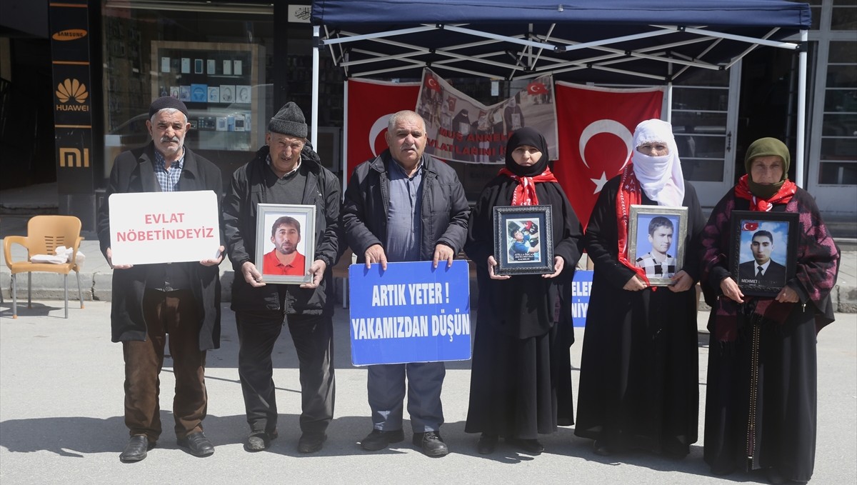 Muşlu aileler DEM Parti binası önündeki eylemlerine devam etti