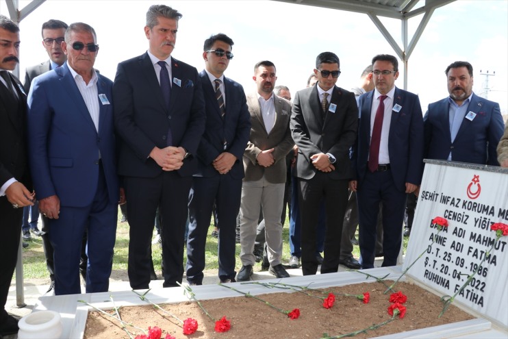 Şehit infaz koruma memuru Yiğit, Ağrı'da mezarı başında anıldı