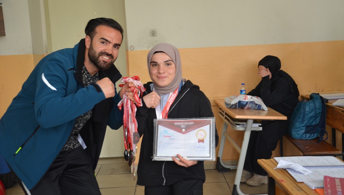 Şınav çekerek hazırlandığı bilekte Türkiye şampiyonu oldu