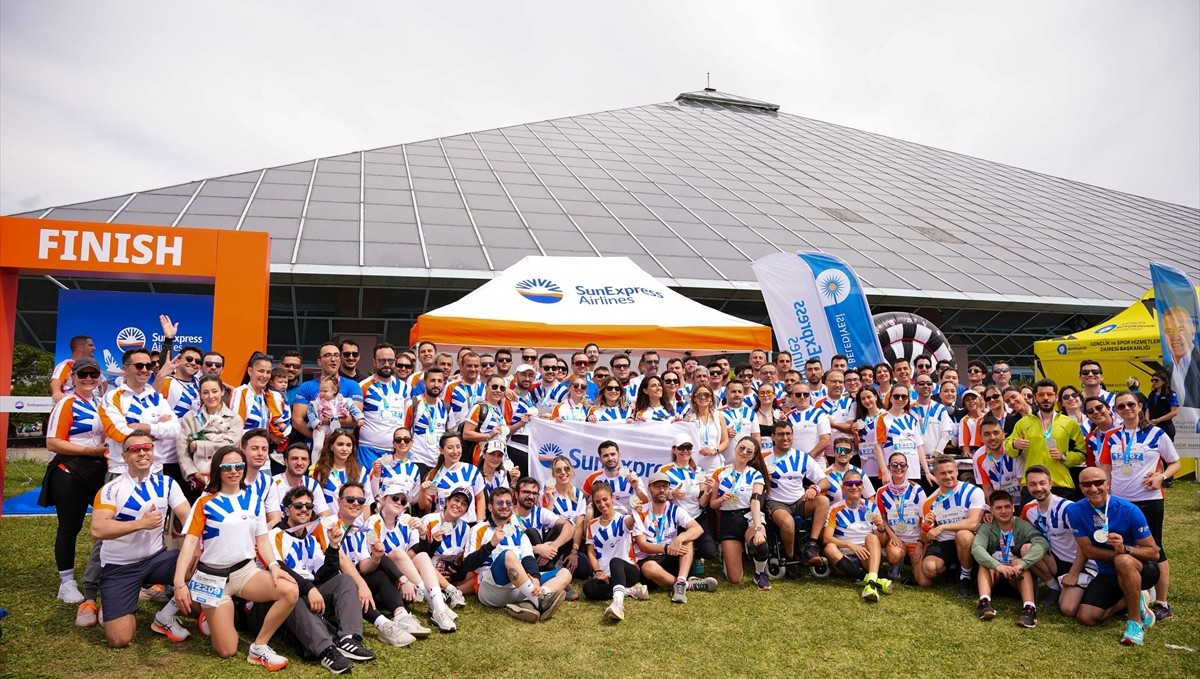 SunExpress çalışanları 20. Uluslararası Runtalya Maratonu
