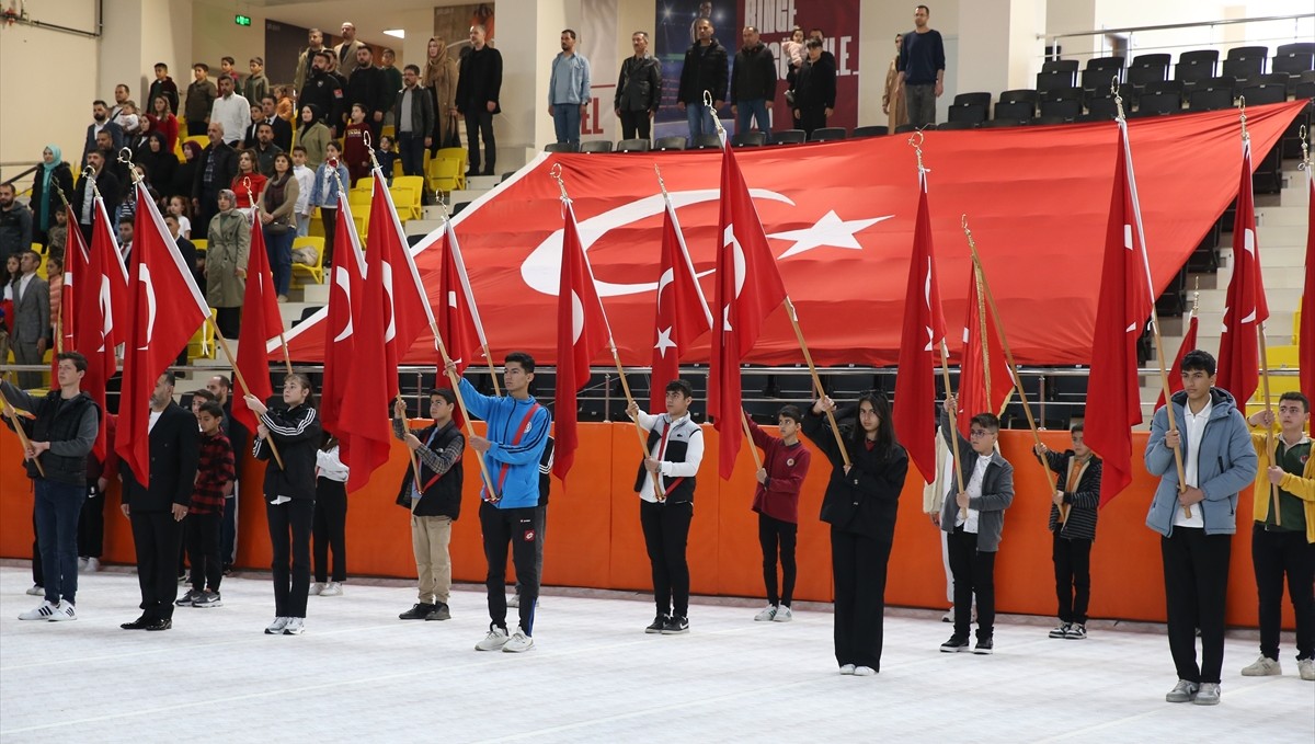 Van ve çevre illerde 23 Nisan Ulusal Egemenlik ve Çocuk Bayramı kutlandı