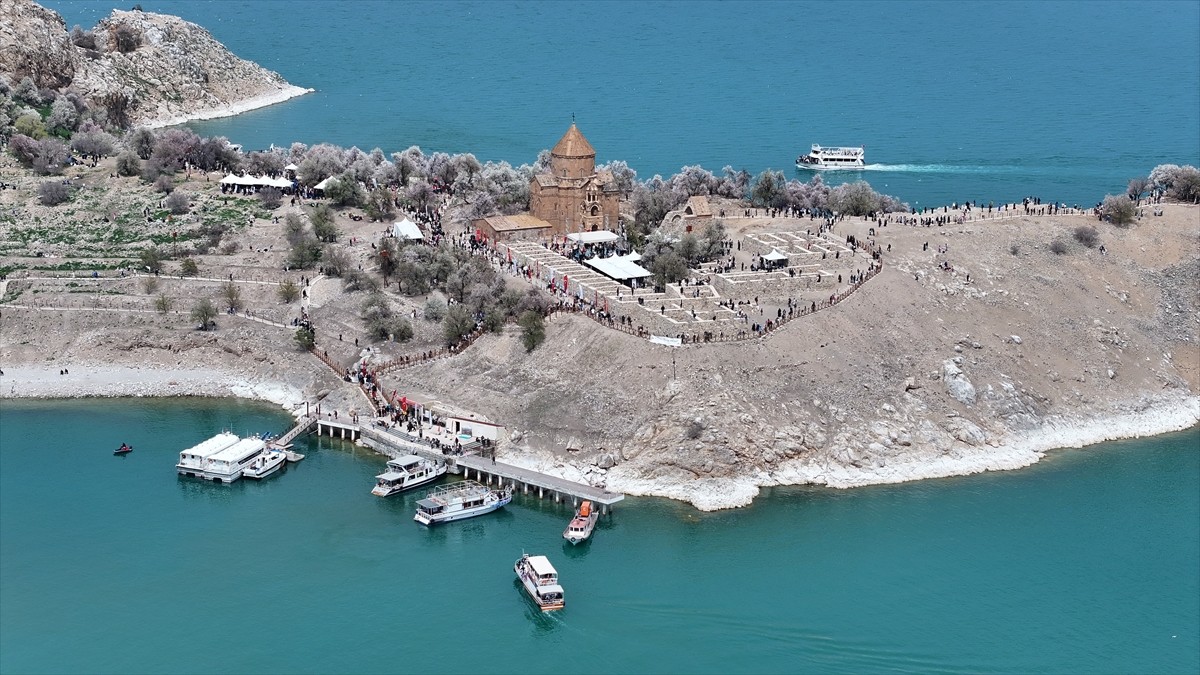 Van'da "3. Akdamar Adası Badem Çiçeği Festivali" başladı