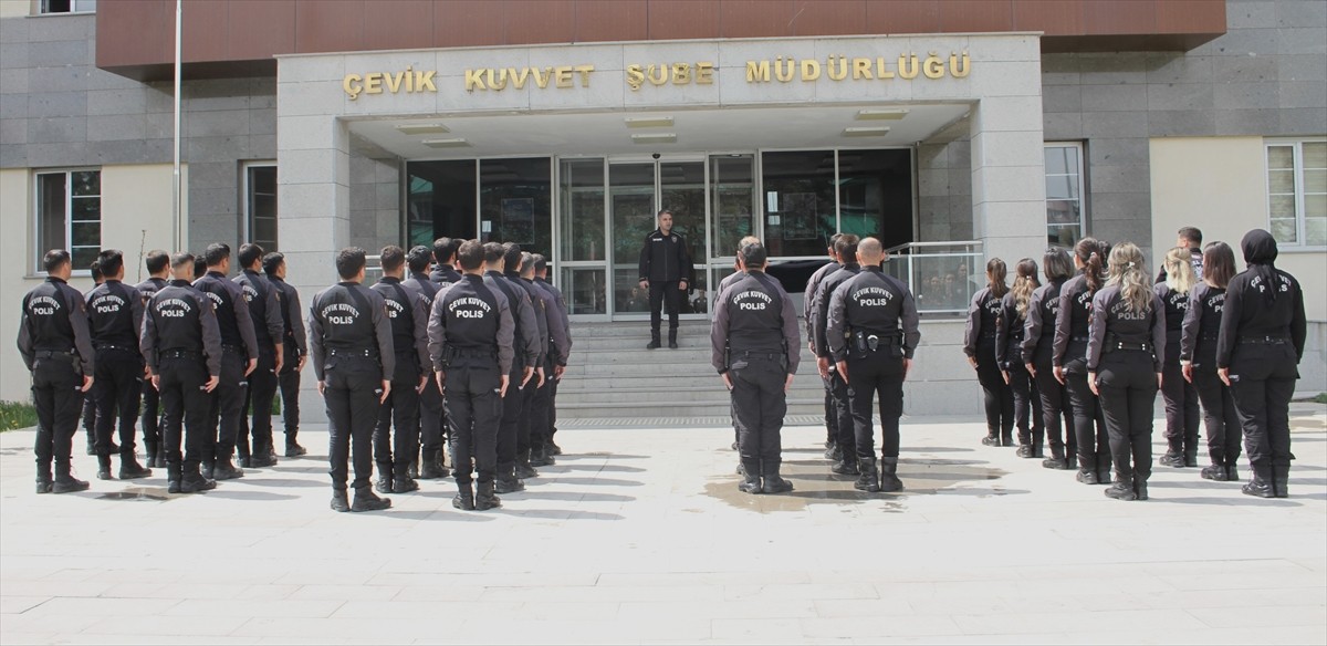 Van'da çevik kuvvet polisi, tatbikat ve eğitimlerle olaylara müdahale kabiliyetini geliştiriyor