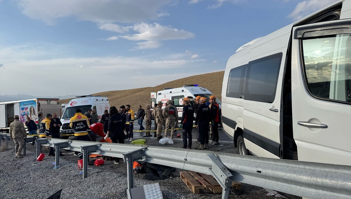 Van'da minibüsle kamyonet çarpıştı, kaza yerine ekipler sevk edildi