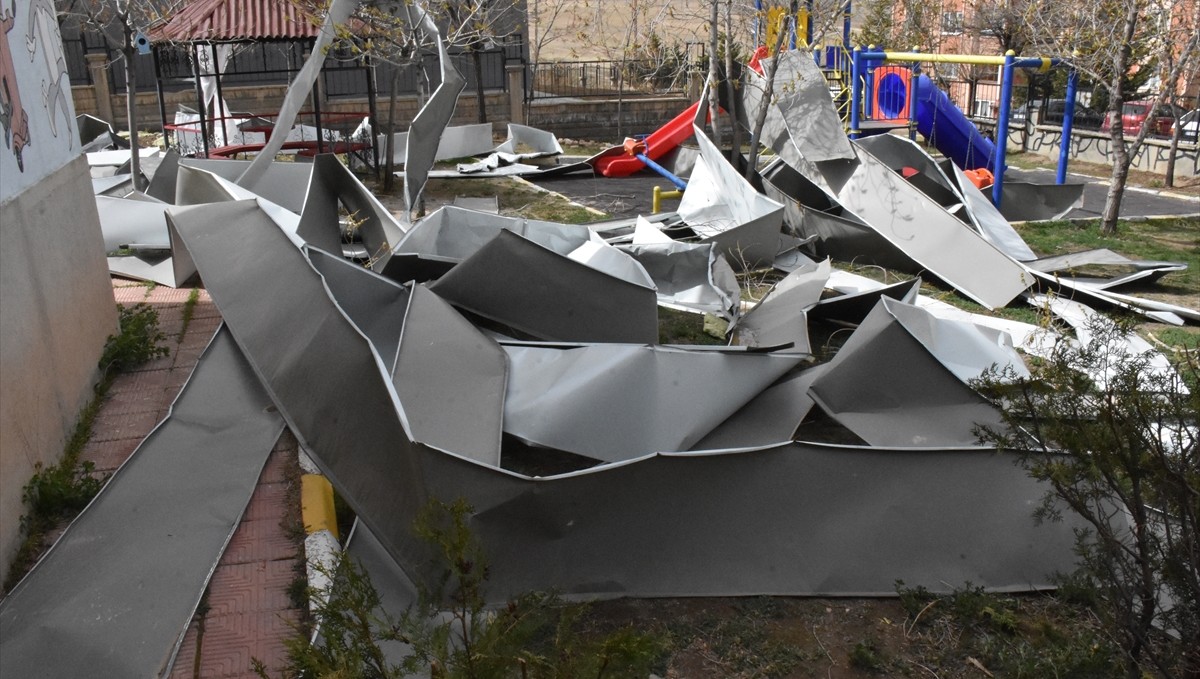 Van'da şiddetli rüzgar çatılara zarar verdi