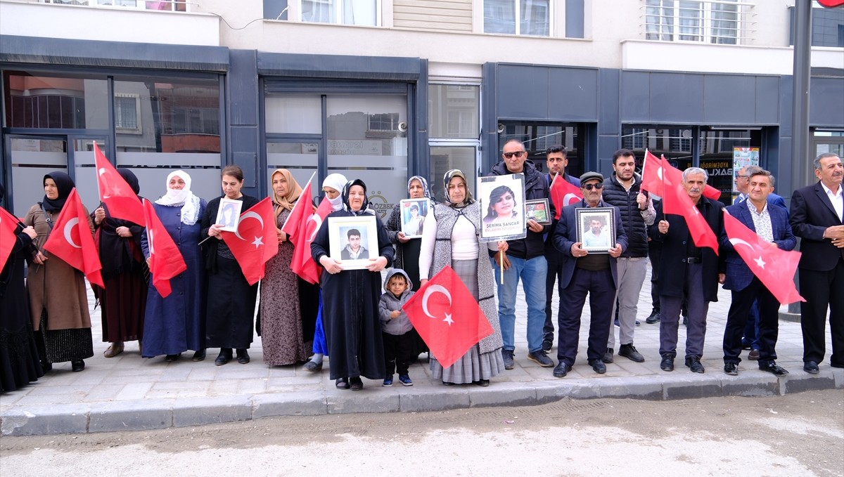 Vanlı aileler, DEM Parti İl Başkanlığı önündeki eylemlerini sürdürdü