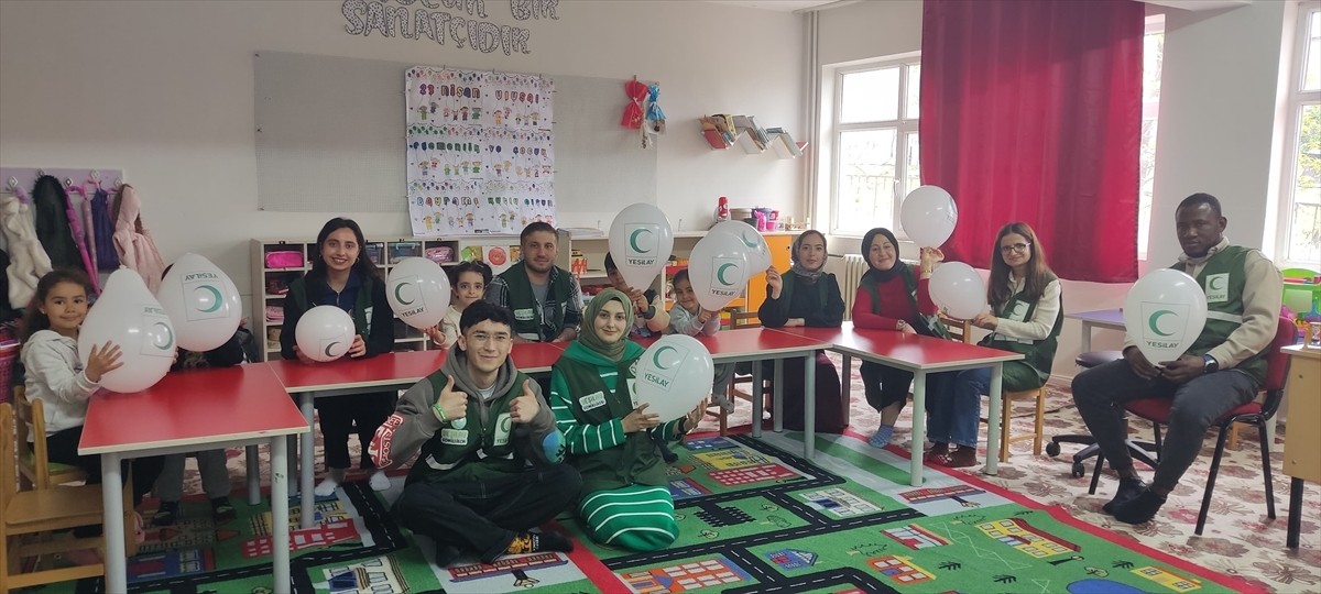 Yeşilay Bingöl Şubesi köy okullarındaki öğrencilere yönelik eğitimlerini sürdürüyor
