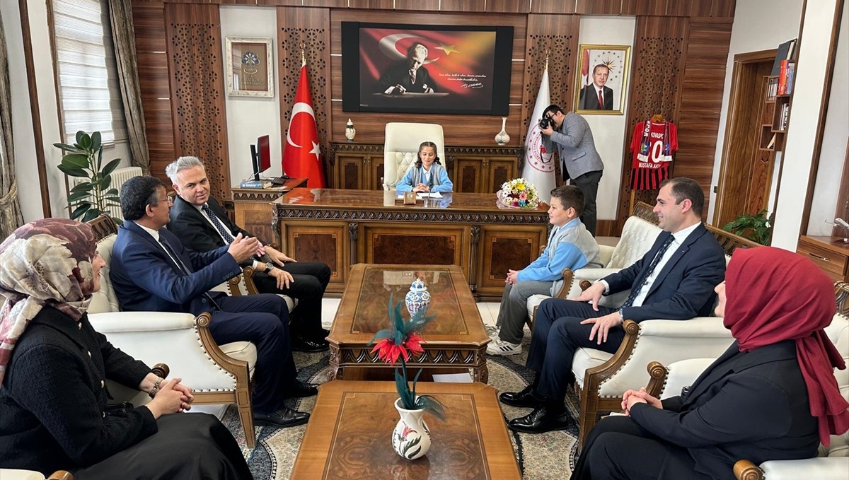 Yüksekova Kaymakamı Akın, koltuğunu öğrencilere devretti