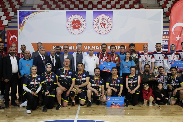 500 sporcunun mücadele ettiği dev turnuvada kupa sahibini buldu3