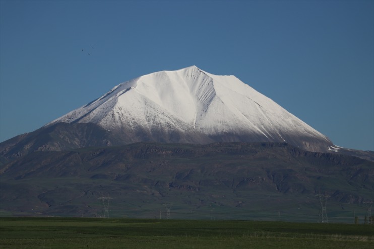 Ağrı'daki Kösedağ'ın zirvesi baharda karla kaplandı