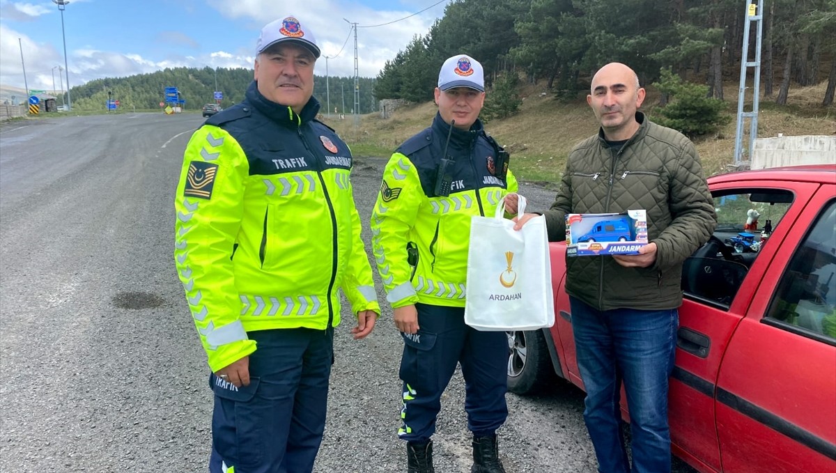 Ardahan'da jandarma, kurallara uyan sürücüleri ödüllendirdi