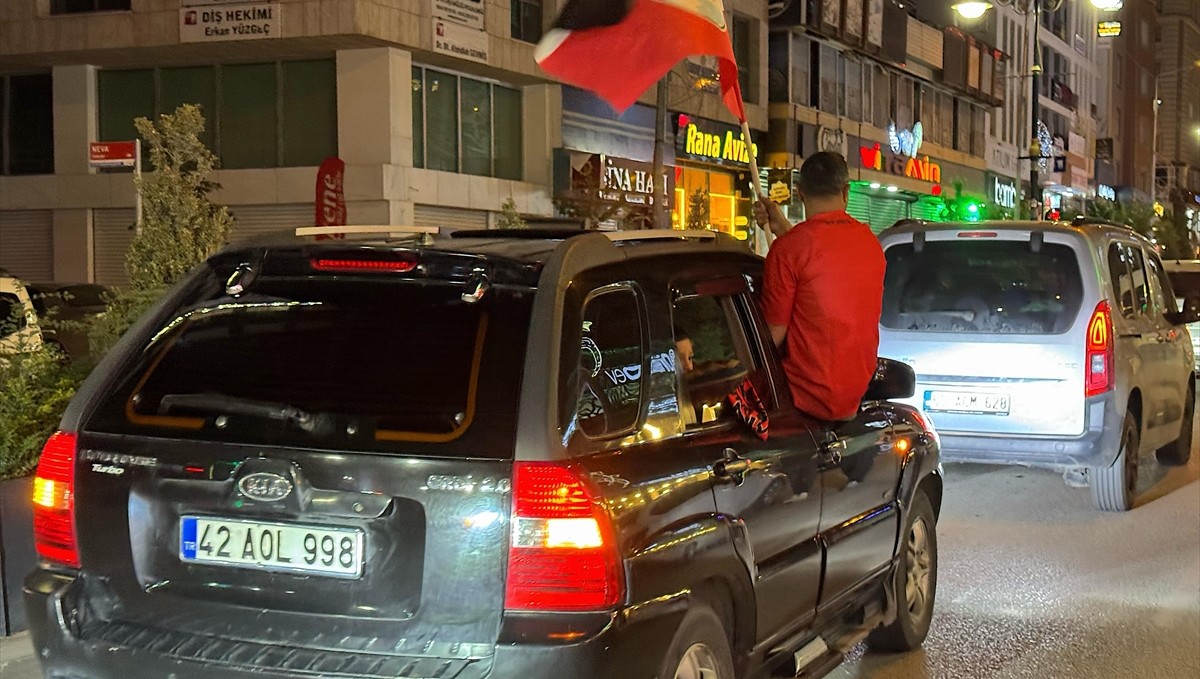 Artı Değer Vanspor FK taraftarları, Çimentaş Elazığspor galibiyetini kutladı