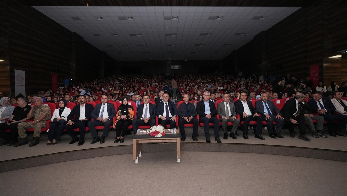 Bakan Tekin, Van'da Maarif Orkestrası ve Halk Dansları Topluluğu'nun gösterisini izledi: