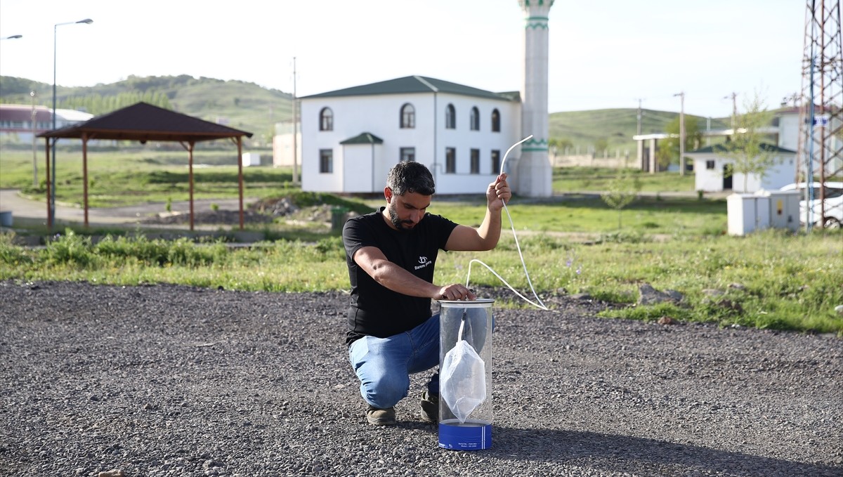 Bingöl'de çevreye yoğun koku yayan firma ve çevresinde, cihazla ölçüm yapıldı