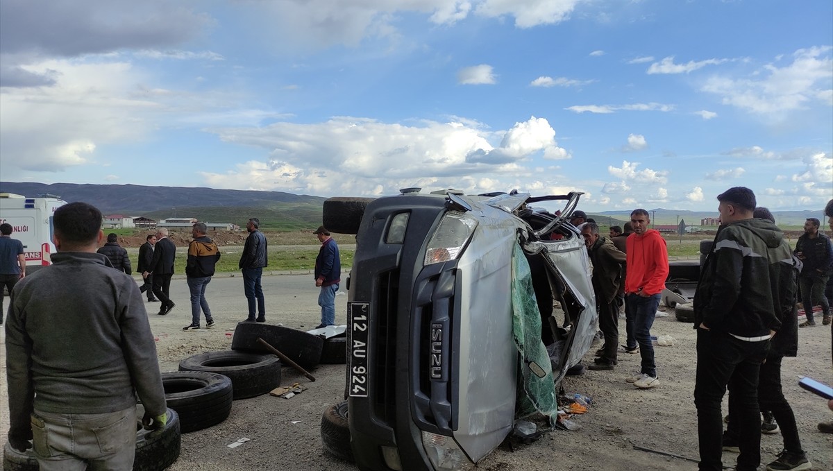 Bingöl'de otomobil ile kamyonetin çarpıştığı kazada 7 kişi yaralandı