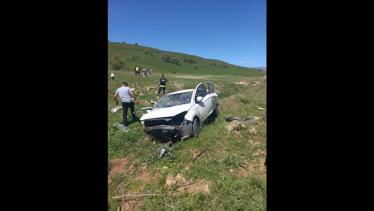 Bingöl'de şarampole devrilen otomobildeki baba öldü, anne ve bebeği yaralandı