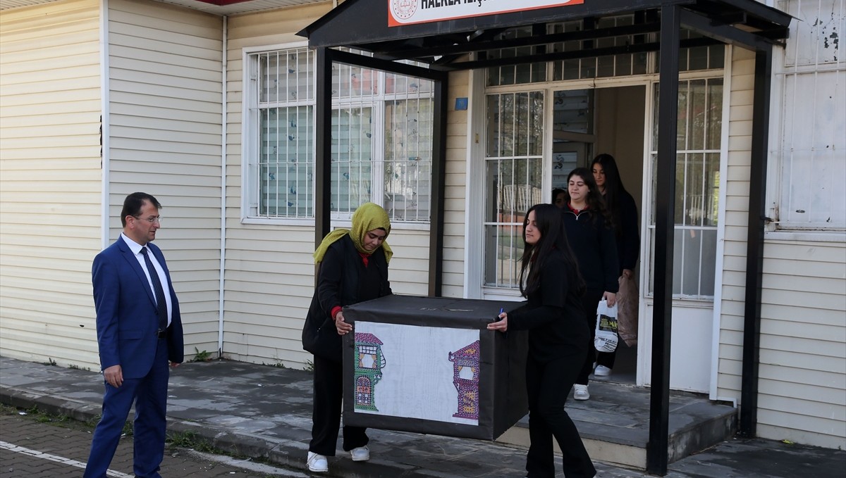 Bitlis'te lise öğrencileri Hacivat ve Karagöz'ü köy çocuklarıyla buluşturuyor